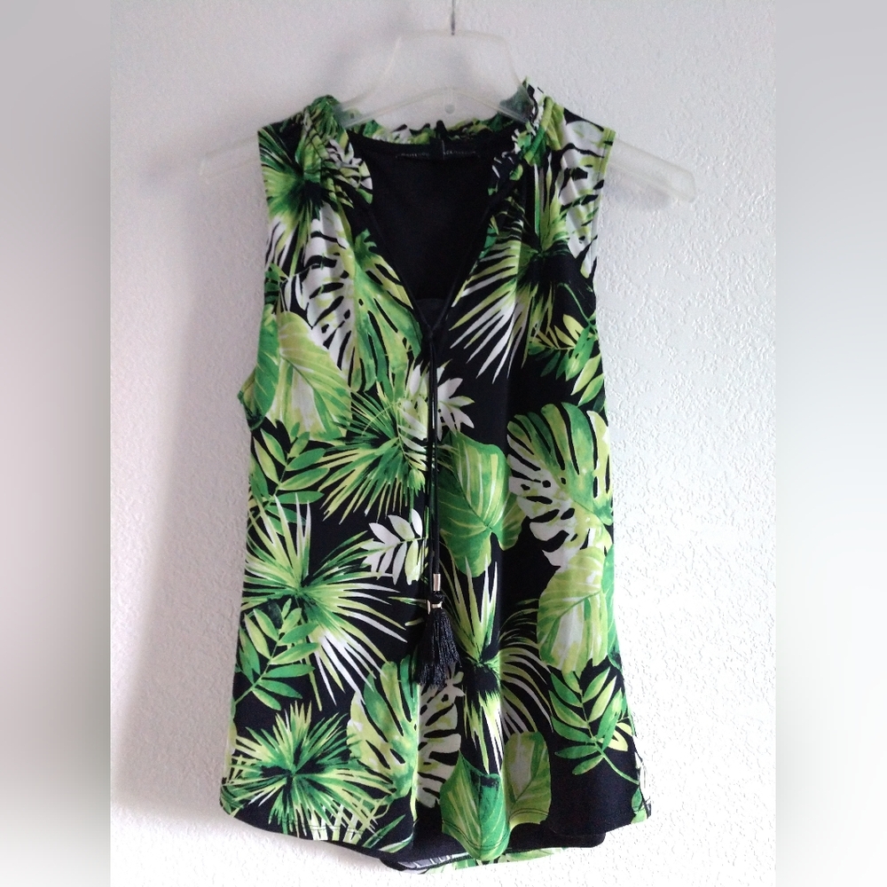 Lovely WHBM Green Floral Sleeveless Top Shirt Tassels Size XS Chest 32"